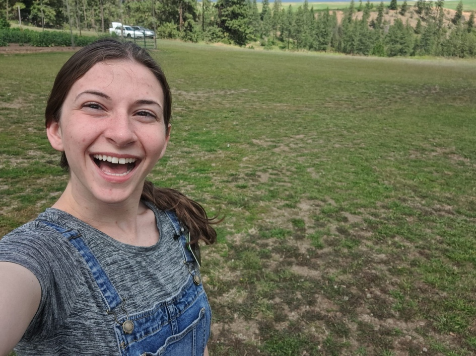 A person taking a selfie in a field

AI-generated content may be incorrect.