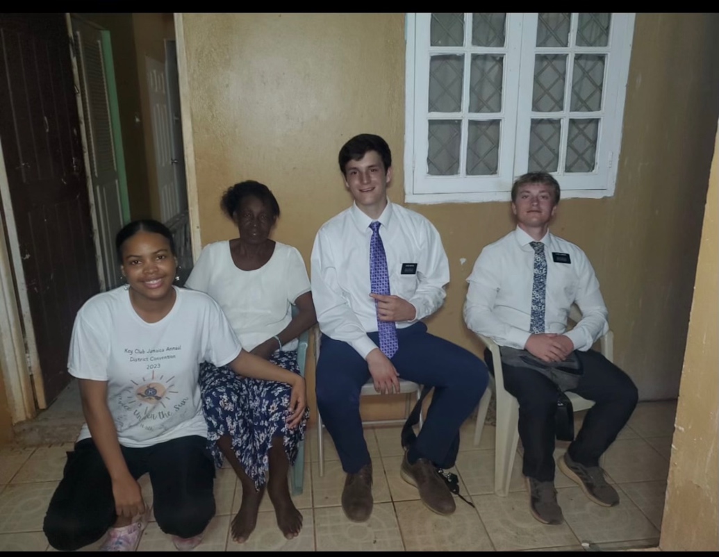 A group of people sitting in chairs

AI-generated content may be incorrect.