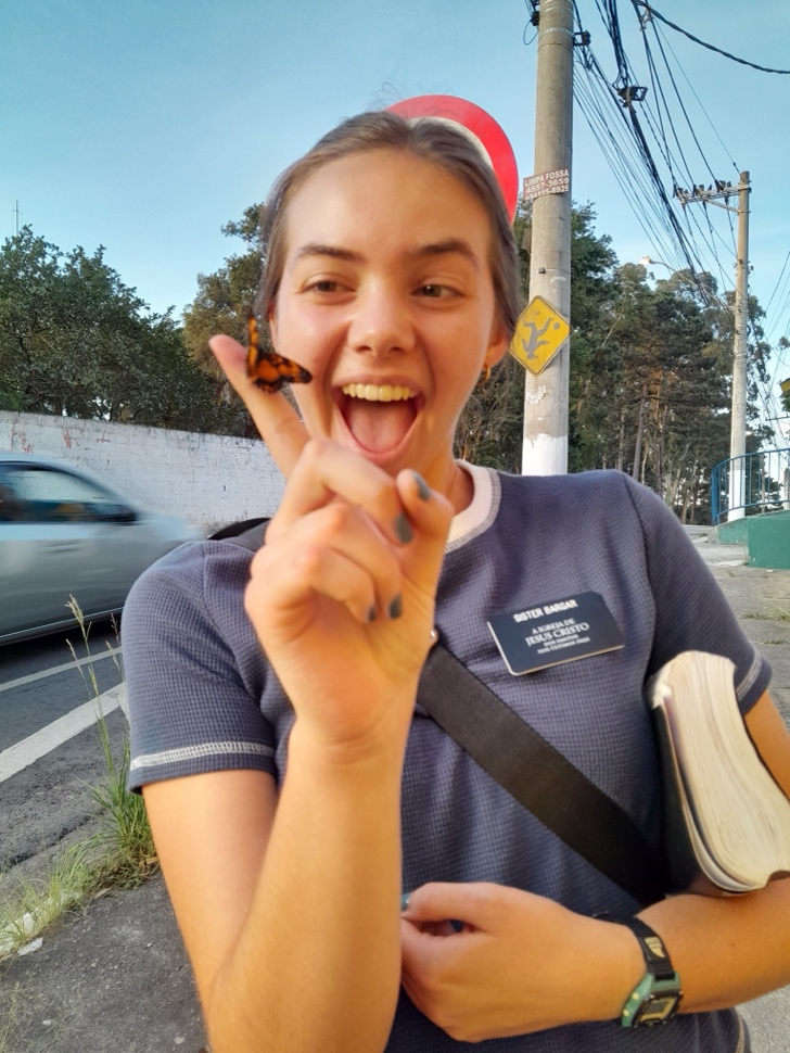 A person holding a butterfly

AI-generated content may be incorrect.