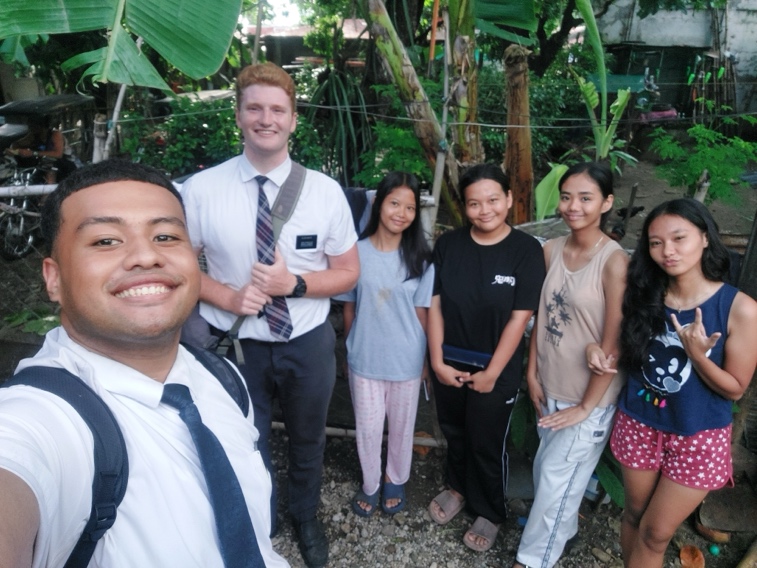 A group of people posing for a photo

AI-generated content may be incorrect.