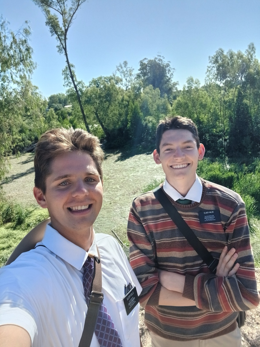 Two men taking a selfie

AI-generated content may be incorrect.